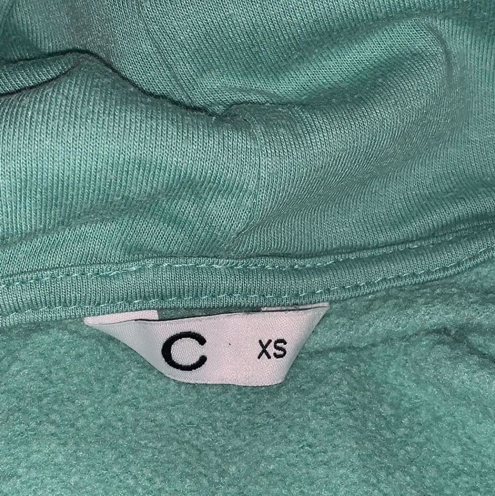 Grön fin hoodie i storlek xs, men passar S också💕. Huvtröjor & Träningströjor.