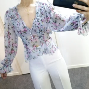 NY blus - Zara - Ny oanvänd blus från Zara som är slutsålt! Säljer för att jag inte hann byta storlek i tid. Inköpt för: 359kr❤️