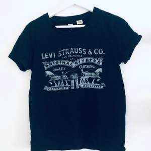 Svart T-shirt från Levis. Mycket gott skick. Frakt 44 kr. Storlek XS men passar bättre som S. #levis #tshirt 
