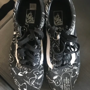 Vans  - Säljer ett par knappt använda Vans i strl 42 med Snobben-motiv på. Asballa men kommer ej till användning. Lite dammiga av att stå i garderoben. Köpare står för frakt. Hör av er för mer bilder/frågor! ⚡️