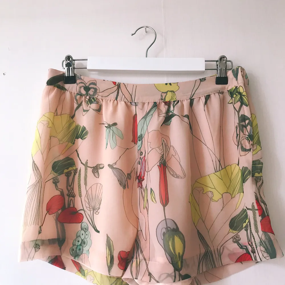 Summer shorts in light and flowy material 🌿 Beige with print of flowers and insects, from H&M, size 38, perfect condition ✨. Shorts.