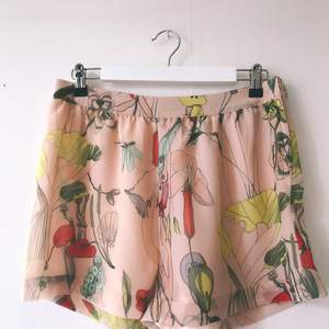 Summer shorts in light and flowy material 🌿 Beige with print of flowers and insects, from H&M, size 38, perfect condition ✨