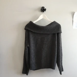 off shoulder tröja från HM - Säljer denna fina offshouldertröjan från HM, jättemysig att ha när det är kyligt eller så. köpt för ca 2 år sedan men knappt använd 💞