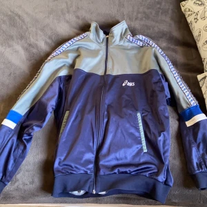 Asics - Skön tröja från secondhand. Jättebraskick och relativt oanvänd. Priset går att diskutera!