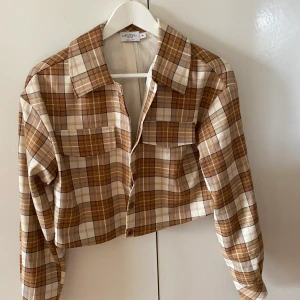 Skjortjacka  - Superfin skorta som även kan användas som jacka nu till våren! Från Misslisibell X NAKD. Aldrig använd så är som helt ny! Köparen står för frakten:)              Nypris 399:-