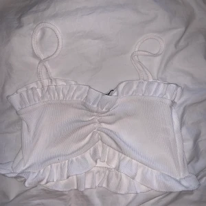 Vit liten topp - Vit liten topp ifrån bohoo