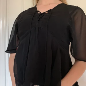 Bikbok topp - Luftig och skön topp från BikBok med knytning i stl S😋 80+frakt