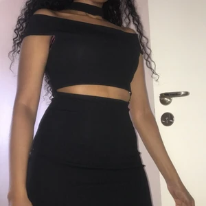 Klänning - En skitsnygg offshoulder klänning som sitter ihop med en choker. Köpt från Bikbok, knappt använd. Frakt tillkommer!