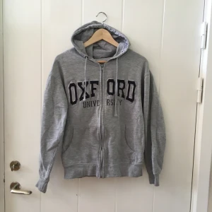 Hoodie  - Mysig sweatshirt, köpt i Oxford.                Var förut min favvotröja så den är använd väl! men fortfarande världens skönaste!