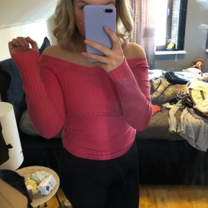 Tröja från Gina tricot  - Superfin offshoulder-tröja i storlek xs