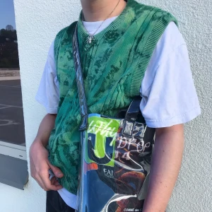 Grön stickad väst  - Stickad väst med coolt mönster. Storlek M 💚 BUD: 340