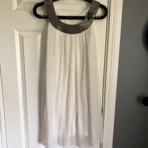 Saint Tropez klänning  - Vit snygg klänning med detaljer och härligt svall från Saint Tropez i storlek xs. Fint skick. Porto 63kr 