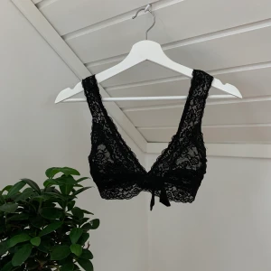 Bralette  - Bralette från HM i bra skick! Inga defekter. Storlek 38 Frakt tillkommer på 11kr 🖤