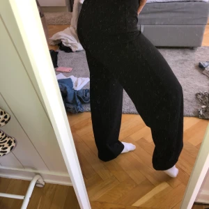 Byxor från bikbok - Snygga mjuka byxor från cubus. Lite tjockare tyg som sitter snyggt! Knappt användna, köparen står för frakten 🥰