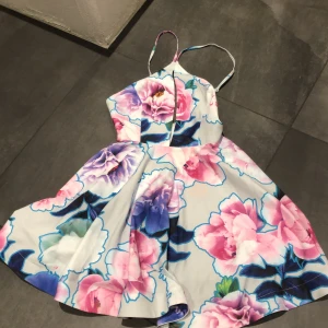 Klänning med öppen rygh - Supergulliga klänning som bara är provad. Öppen i ryggen och urringad fram till. Storlek S. 