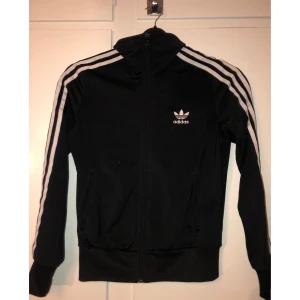Adidas chandal - Adidas storlek S fint skick 