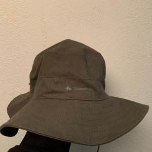 Quechua fiskehatt - Fiskehatt ifrån Quechua, köpt i Chamonix ! Knappt använd🏺 30kr leverans eller hämtas på adress 👁👁