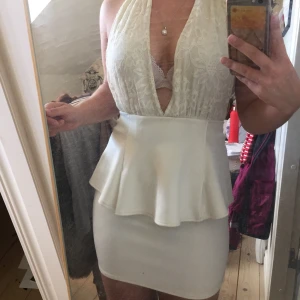 Sommar klänning - Härlig och vit klänning till sommaren eller studenten! Har små fläckar på framsidan som säkert går att få bort med vanish eller galltvål, har aldrig försökt få bort dom. Lite tajt på mig i rumpområdet. Köparen står för frakten.