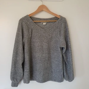  - Grå tröja från HM i supermjukt och skönt material! Använd max 5 ggr. Frakt på 60 kr tillkommer som köparen står för! Ta gärna en titt på mina andra annonser😊
