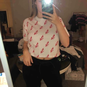  - Kortare T-shirt från Fila, använd några gånger. Finns att hämta i Linköping, går även att frakta men då står köparen för frakten. Betalning sker via swish. 