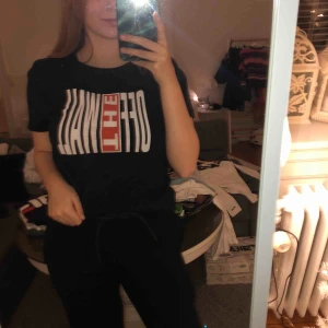  - T-shirt från vans som endast är använd en gång. Den finns att hämta i Linköping men kan även skicka men då står man som köpare för frakten. Betalning sker via swish. 