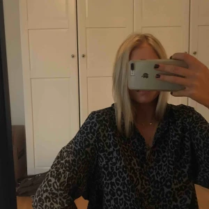  - Fin blus med leo-mönster, aldrig använd!