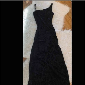  - Lång klänning. Öppet på vänstersidan. 