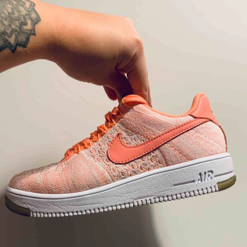 Air Force 1 Flyknit in peach color. Super comfortable and breathing sneakers. Size 38. . Skor.