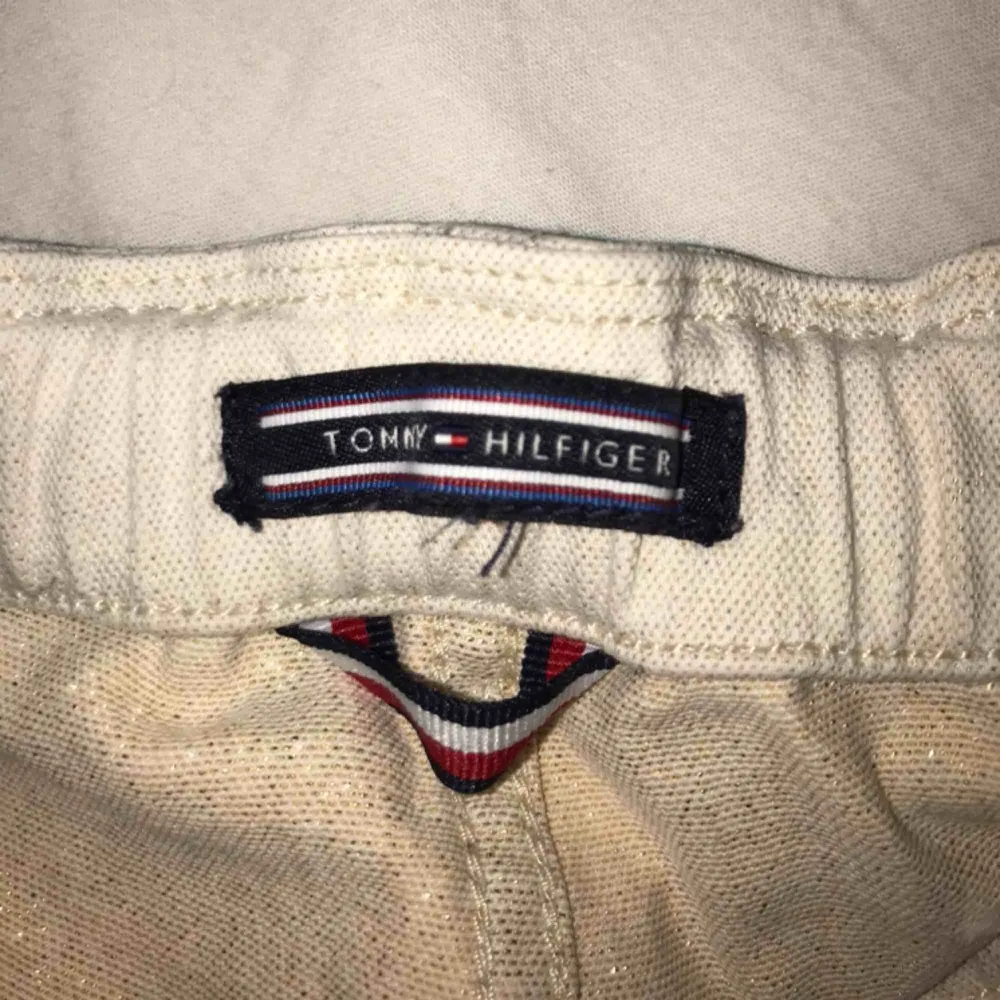 Säljer mina kära Tommy Hilfiger byxor. Jeans & Byxor.