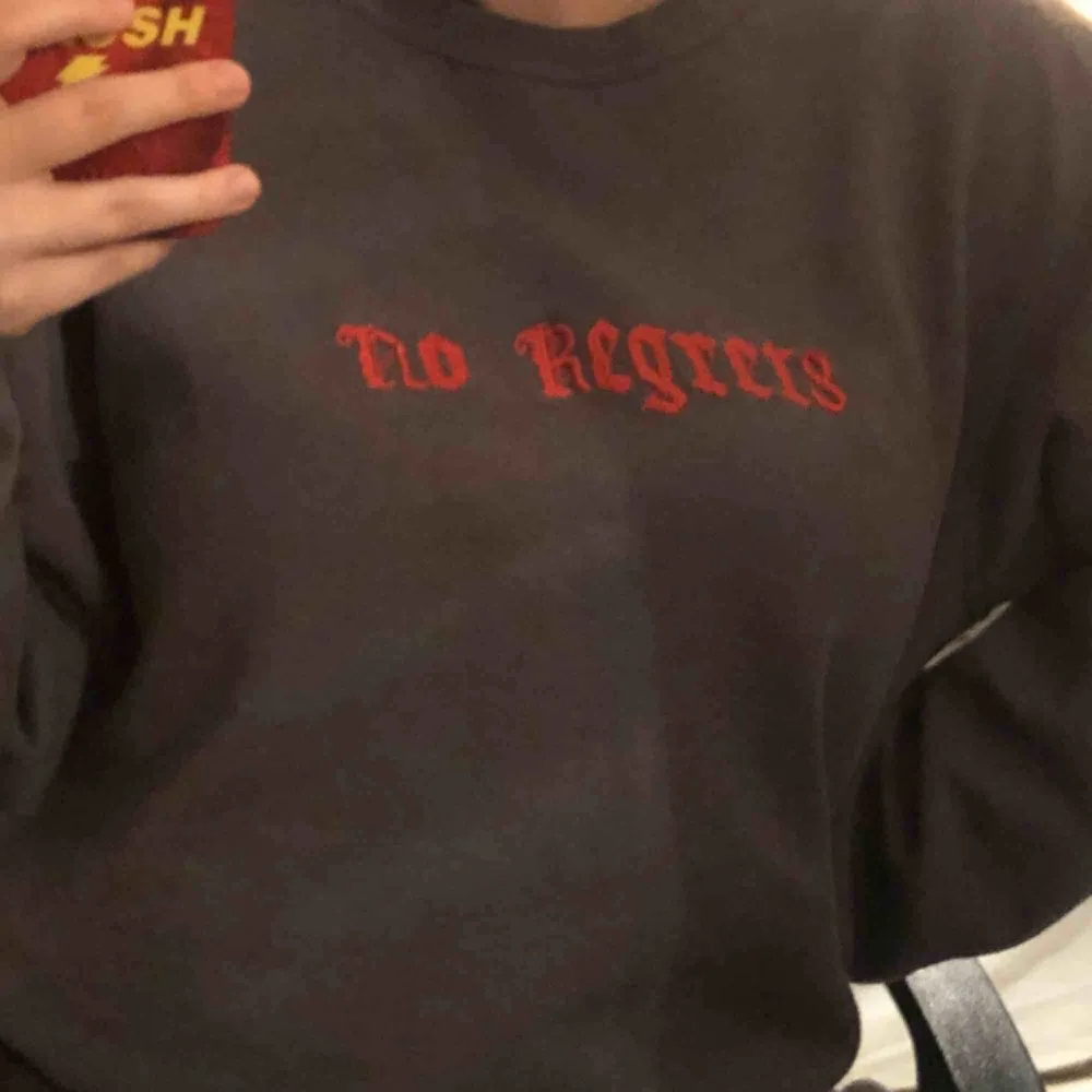 Cool sweatshirt från Beyond Retro med texten ”No Regrets”!. Hoodies.
