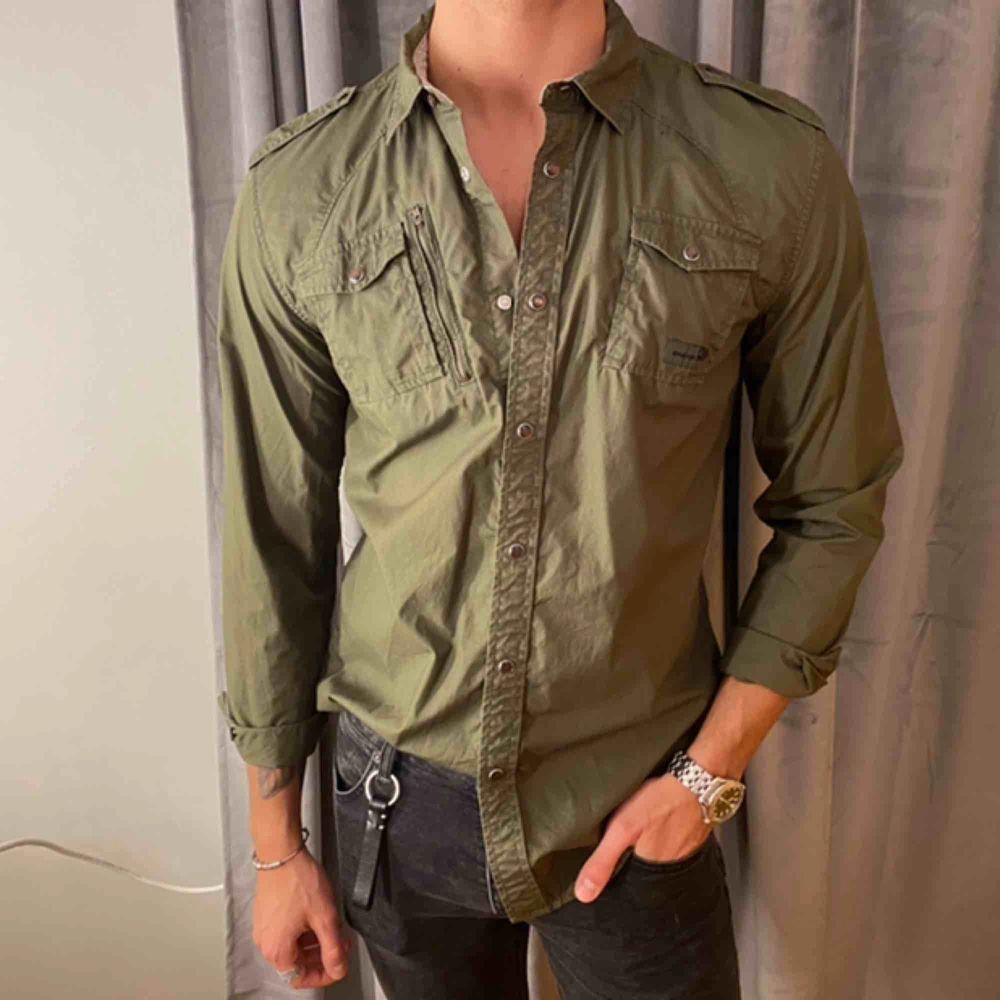 Militärgrön skjorta ifrån märket DIESEL som ej används längre, fint skick.👍🏼. Skjortor.