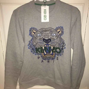  - En fin Kenzo tröja i storlek M, använd två gånger.  Köparen står för frakten! Lite billigare vid snabb affär Pm för mer information.