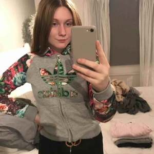  - Säljer en färgglad adidas kofta ❣️ Köparen står för frakt 