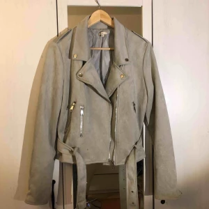  - Gråfärgad vår/sommar jacka som har använts under 1 sommar. 