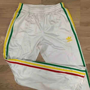  - ADIDAS CHILE62 " RASTA" TRACK PANTS JAMAICA, väldigt gott skick. Köparen står för frakt, möts gärna upp