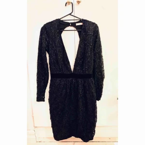  - Paljettklänning använd endast en gång. Säljer pga platsbrist i garderoben.  Möts i Stockholm eller frakt tillkommer 