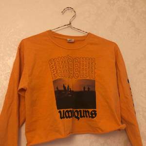 Orange långärmad tröja från Urban outfitters. Är storlek S men sitter oversized. 