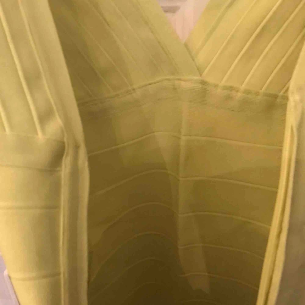 Limefärgad bandage dress oanvänd med lapp kvar. . Klänningar.