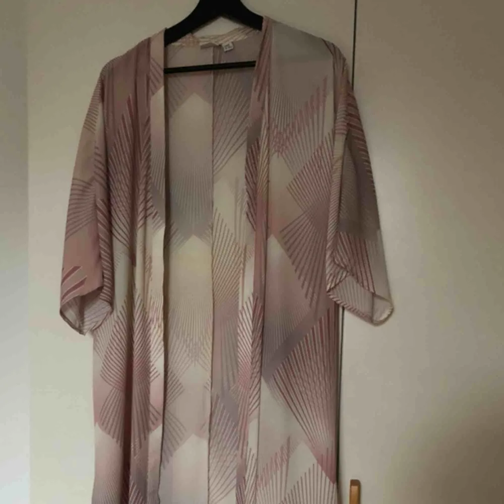 Jättefin morgonrock/kimono från Ella M. Använd fåtal gånger. Den är ungefär till vaderna på mig som är 169. . Övrigt.