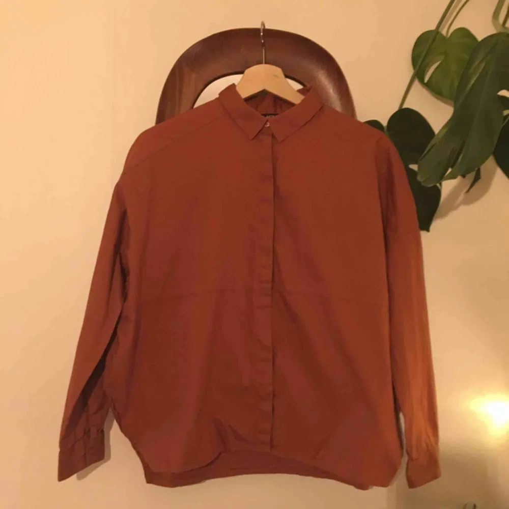 Orange-brun skjorta från Monki! Härlig modell och tyg. Knappt använd. Skjortor.