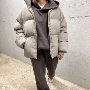  - Fett cool grå/ljusbeige pufferjacka köpt från coldlaundry för ca 2000 kr!! Köpt nyss så prislapp och allt kvar:) Säljer då jag har annan vinterjacka. Passar tjejer och killar