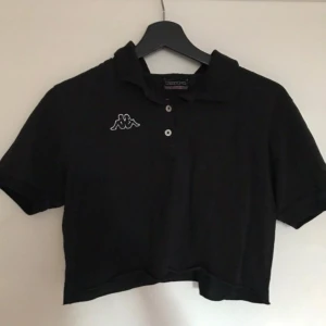  - Säljer denna svarta croppade pikétröjan från Kappa! ❤