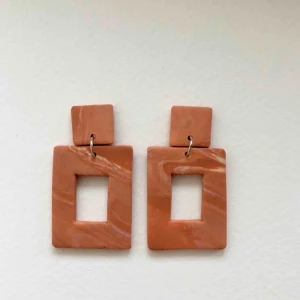  - Handgjorda örhängen i lera, går bra att få både med guldiga eller silvriga detaljer. •nickelfria •frakt 9kr •insta: dorisclaydesign