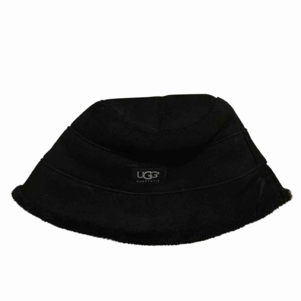 Buckethat i mocka från ugg (äkta). Accessoarer.