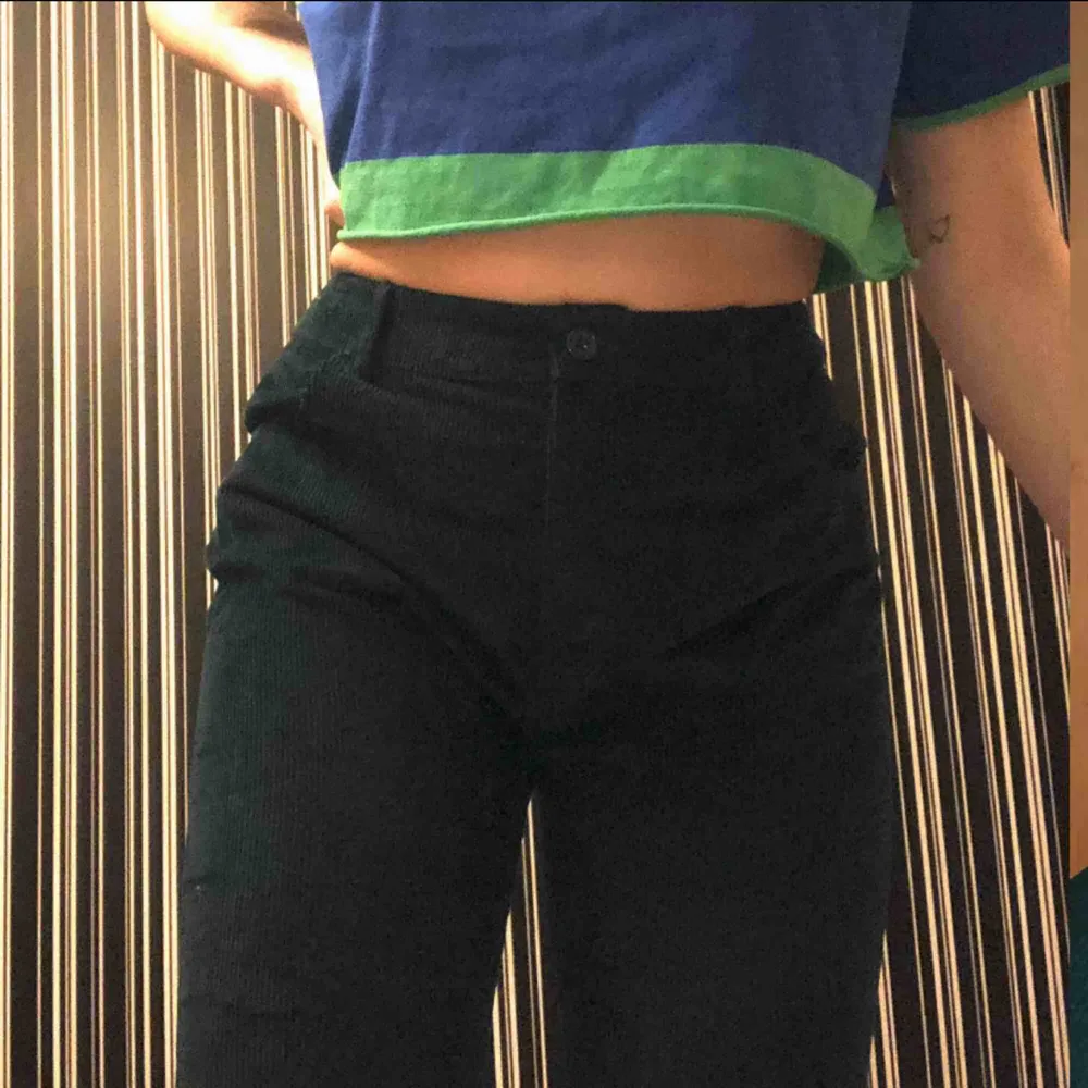 Såå fina gröna manchesterbyxor från nakd! Färgen är som bilden i mitten. Slitsar på insidan av benen. Älskar byxorna men de är Knappt använda då passformen inte riktigt passar mig</3 . Jeans & Byxor.