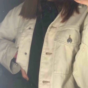  - Jeansjacka från h&m! Använd typ 1 gång ⚡️ strl XXS men passar XXS-S skitsnygg att ha över hoodies då den är lite oversized