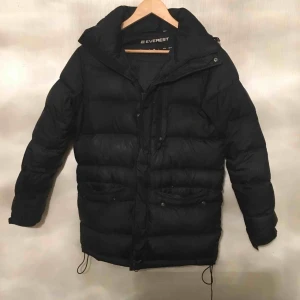  - En svart vinterjacka från Everest  storlek XS  i gott skick