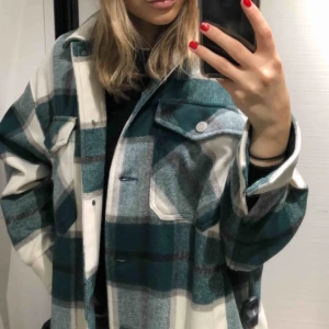  - Säljer den populära jackan från Zara då jag köpt en annan färg. Endast använd några få gånger så i jättefint skick! Kan mötas upp i Göteborg, annars står köpare för frakt💕