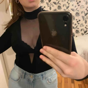  - Fin festbody från Nelly i stringmodell. Meshtyg där fram vid det ”genomskinliga”, annars är tröjan supermjuk och stretching. Knappt använd därav i väldigt bra skick!  Kan mötas upp i Växjö annars står köparen för frakt 💖