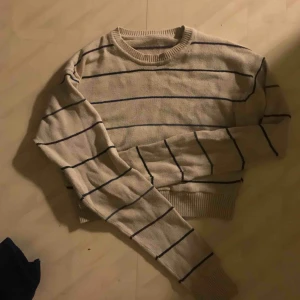 - Stickad tröja, beige med smala ränder, köpt på beyond retro för cirka 300 kronor. Frakt tillkommer på 60 kronor. ❤️ skriv vid frågor i meddelande!